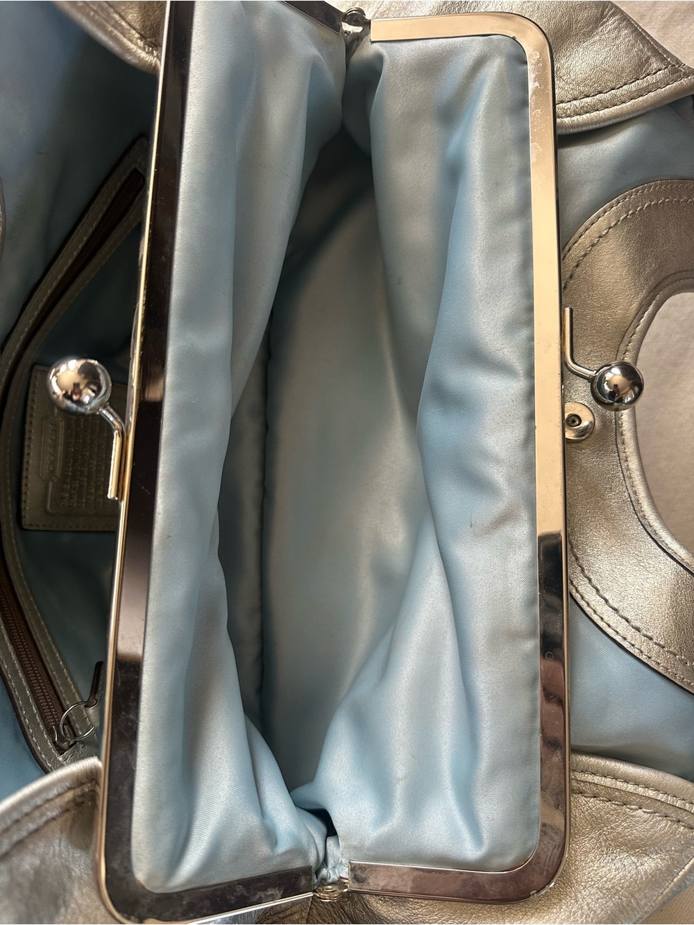 Coach Silver Leather Shoulder Bag with Kiss-Lock Frame - Picture 11 of 14